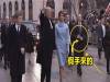 眼尖的網友發現川普身邊的保鏢竟然戴著「假手」!更沒想到「知道原因」後,差點嚇得魂不附體!