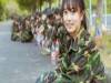 女友是職業軍人!他請女友幫開可樂,下一秒「職業病爆發」的反射動作讓網友都笑到崩潰!