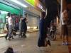 超高難度動作 男子跪在3個飲料瓶上乞討兼練功