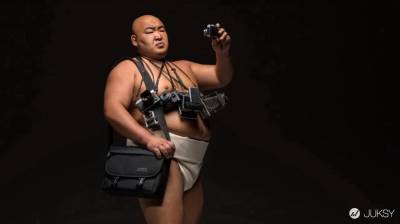 你絕對想不到相機包居然請來相撲選手代言!
