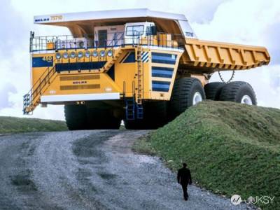 「怪物級卡車」 360 噸重的移動鋼鐵城堡在路上跑!?
