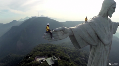 巴西耶穌像遭雷擊 勇敢工人在超高空下修復...