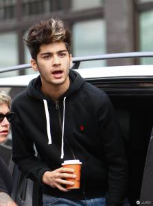 One Direction 成員 Zayn Malik 在Twitter 上公佈了新髮型照後 女歌迷用「#殺了我吧」分享了他的自拍照