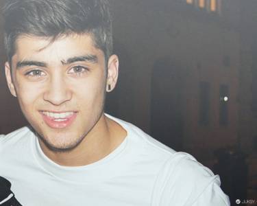 One Direction 成員 Zayn Malik 在Twitter 上公佈了新髮型照後 女歌迷用「#殺了我吧」分享了他的自拍照