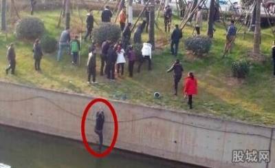 心寒呀!裸女跳河,男子跳下去救人卻..