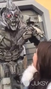 這名原先在環球影城只想自拍的女孩 竟讓麥卡登說出了真相...