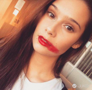 Instagram 最近掀起的「抹口紅」自拍風潮 背後有其實有每個女人都該注意的重大的訊息..