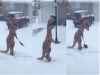 她一早打開窗戶卻看到了「一隻恐龍正在剷雪」!但接下來的影像讓她笑到差點昏厥過去!
