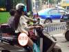 妹子竟然穿「超緊身迷你短裙」騎機車!接著路人拍下的這一幕,讓我害羞到不敢張開眼睛!