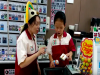 怒!奧客堅持熱咖啡「加5顆冰塊」還嗆聲女店員!店員脫掉制服霸氣「一句話」讓對手逃跑了...