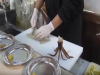 震撼!魷魚被廚師一刀切成兩半,害網友全嚇傻了!沒想到那條魷魚最後竟然...太可怕了!