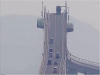 開車好像上了雲霄飛車，日本跨河大橋，畫面令人怵目驚心！