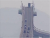 開車好像上了雲霄飛車,日本跨河大橋,畫面令人怵目驚心!