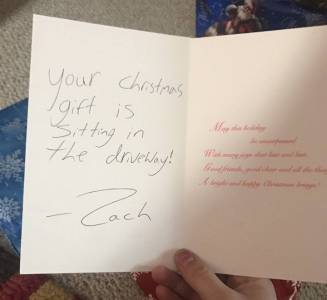收到哥哥送的「超級跑車」當聖誕禮物，開心的看完卡片卻流下眼淚...這哥哥一定不是親生的！