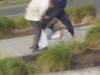 街頭實驗家「扮成穆斯林到處丟炸彈」亂嚇路人!沒想到遇到「紐西蘭人」卻被毒打一頓,原來他們也是戰鬥民族!