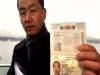 亞洲男子「護照被雨淋到就被政府報廢」超級衰！以後「護照一定要保護好」免得賠上大筆鈔票～