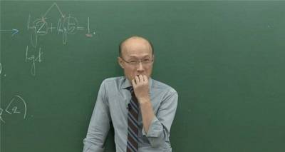 網友惡搞自己的「禿頭數學老師」故意幫他P上假髮，沒想到竟意外撞臉韓國歐爸「楊洋」！太帥了吧！？