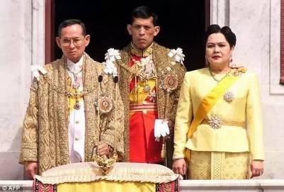 搞裸體派對，愛穿露臍裝還有假紋身…這個泰國新國王是王室里的一股泥石流……