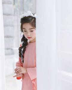 6歲的她是「韓國最萌模特」電翻無數網友，但看到爸媽「男女神級顏值」才知道基因真的太強大了！