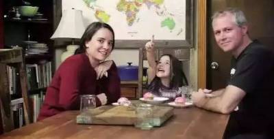 美國媽媽「讓5歲女兒在4年內吃遍了全世界」環吃世界！沒錢去環遊世界的你，或許可以學學！