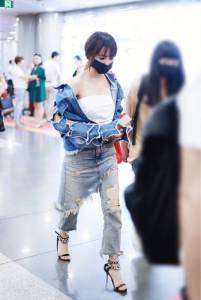 蔡依林今天竟然「穿這樣」現身上海機場，網友看了全身都難受：「乾脆不要穿！」