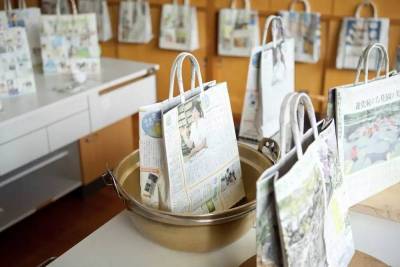 把舊報紙做成時尚購物袋，日本這個窮鄉僻壤的小山村居然火遍了全球！