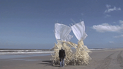 這個風靡全球的風力行走巨獸，如今再次升級為風力雙腳機器人！