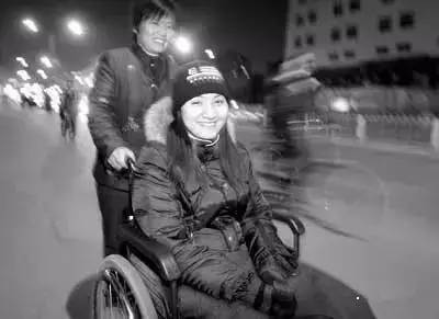 她是中國首位輪椅上的女主播，22歲成為芒果台當家花旦，卻患絕症全身癱瘓，在輪椅上讀完碩士