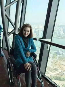 她是中國首位輪椅上的女主播，22歲成為芒果台當家花旦，卻患絕症全身癱瘓，在輪椅上讀完碩士