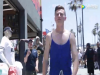 同性戀男生穿弔帶連體褲上街測試路人反應…沒想到結果竟是這樣..