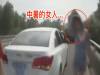 這名女駕駛開車開到中暑竟打電話報警，結果警察「看到車內的景象」都覺得超87！