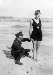 what？美女沙灘上穿比基尼被警察開罰單？
