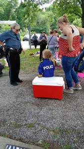 想買警服當警察，3歲小女孩街邊賣檸檬水攢錢。萬萬木想到，一群警察從天而降...