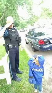 想買警服當警察，3歲小女孩街邊賣檸檬水攢錢。萬萬木想到，一群警察從天而降...
