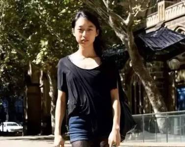 這個華裔姑娘長得普普通通，靠什麼征服看臉的時尚圈