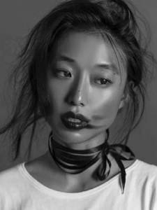 這個華裔姑娘長得普普通通，靠什麼征服看臉的時尚圈