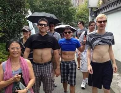 你一定也見過它！外國人眼中的夏日神技，亞洲人街頭比基尼