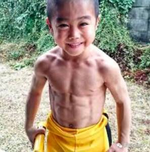 拳拳帶風，招招有力。他4歲迷上李小龍開始習武，沒想到他下半身超驚人...