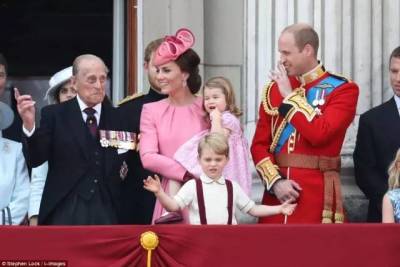 女王過生日，然而喬治小王子 夏洛特小公主可愛稚氣的舉動吸引目光