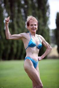 退休跑去健身，74歲依然活得少女一樣燦爛，還斬獲了一枚嫩男朋友，服了這個奶奶！