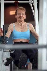 退休跑去健身，74歲依然活得少女一樣燦爛，還斬獲了一枚嫩男朋友，服了這個奶奶！
