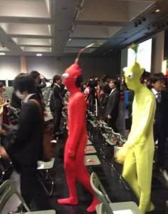 日本真的是cosplay大本營就連畢業典禮上，學生騎怪獸領畢業證，這屆畢業生讓校長笑噴了