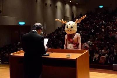 日本真的是cosplay大本營就連畢業典禮上，學生騎怪獸領畢業證，這屆畢業生讓校長笑噴了