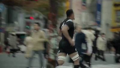 瘋了！紐西蘭橄欖球隊隊員們在日本街頭橫衝直撞，將路人都掀翻在地，女學生都不放過！