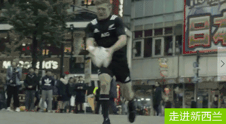 瘋了！紐西蘭橄欖球隊隊員們在日本街頭橫衝直撞，將路人都掀翻在地，女學生都不放過！