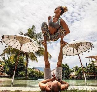 這一對夫婦週遊世界，用瑜伽照片吸引了全球幾十萬的追隨者