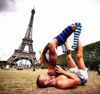 這一對夫婦週遊世界，用瑜伽照片吸引了全球幾十萬的追隨者