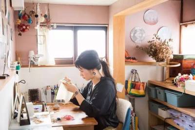 這位80後日本主婦在10㎡小屋裡每天一針一線練習刺繡，一年後僅帶着一件成品就紅遍了ins！