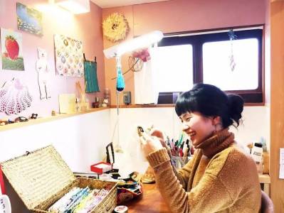 這位80後日本主婦在10㎡小屋裡每天一針一線練習刺繡，一年後僅帶着一件成品就紅遍了ins！