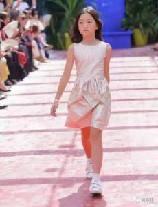 11歲李嫣去巴黎走秀，王菲的時尚基因太強大